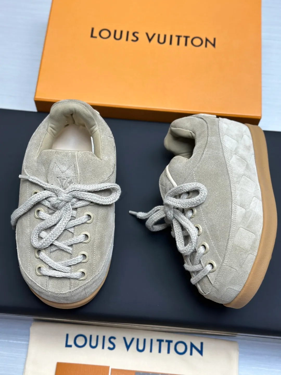 👟👟Ex-factory price 720👟👟 Top version LV-Louis Vuitton-Bread Catwalk New Style 1:1 development replica of the original version! ! The upper foot is very comfortable. It is made of luxurious materials and fine workmanship. The midsole is printed with English letters "Made in Europe". The upper is made of calfskin imported from Italy. The side is decorated with the brand's LOGO and signature. The latest latex foot pads and mesh lining make the foot feel super comfortable. The original two-color TPU combination outsole is specially provided by the original factory. Bag technology Goodyear stitched edges Fabric: Exclusive customized first-layer cowhide Accessories: Exclusive private model Vuitton logo, lining: Customized silk mesh lining - first-layer silk cowhide lining Outsole: TPU combination outsole wear-resistant, non-slip and anti-yellowing Foot pads: new latex pads-mesh sweat-absorbent Counter technology: fully computerized sewing machine wire drawing Toe box back cover Hot and cold shaping Full set of pull-top lasts with medium and low logo patterns Counter packaging - Shoelaces, certificates, cards, instructions, certificates, dust bags, the most complete packaging on the entire network, women's models 35-40 men's models are under development